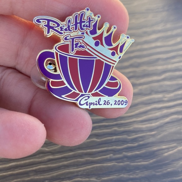 📌2 Red Hat Pins Red Hat Tea 2007 2009 collectible - Picture 2 of 6
